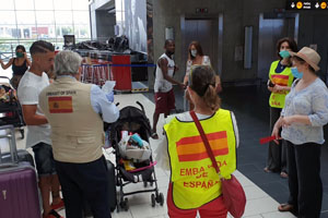 El personal de la Embajada asistió a los pasajeros en el aeropuerto de Larnaca.
