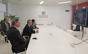 El lehendakari hablando con María Elena Etcheberry, viuda de Andrés de Irujo.