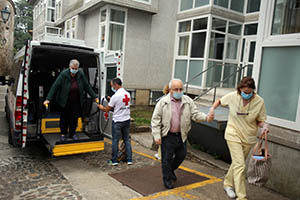 Regreso de ancianos a la residencia de Porta do Camiño