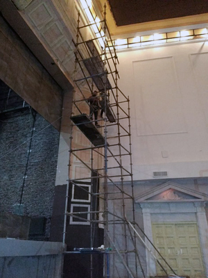 En los últimos días, se armaron los andamios y se comenzó a trabajar en la boca del escenario.