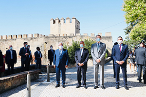 El Rey, Marcelo Rebelo de Sousa, Pedro Sánchez y António Costa, durante su recorrido hacia el Castillo de Elvas.