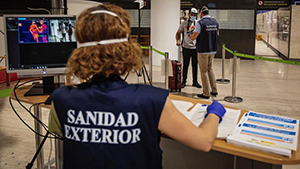 Control sanitario en el aeropuerto de Sevilla.