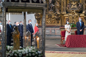 O presidente da Xunta de Galicia en funcións, Alberto Núñez Feijóo, recibe ás SS.MM. os Reis e acompañaos á Santa Misa de Ofrenda Nacional ao Apóstolo Santiago. Igrexa de San Martiño Pinario (Santiago de Compostela), 25/07/20.