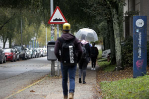 12.Universitario paseando