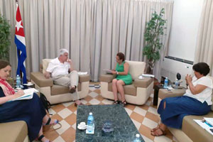 Reunión en el Ministerio del Comercio Exterior de Cuba tras la cual se firmó el memorando.