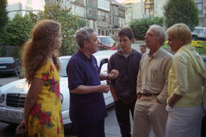 Eusebio Leal, en la Diputación de Pontevedra, en agosto de 1999. A su derecha, se encuentra la profesora de la Universidad de Santiago de Compostela Concha Fontenla.