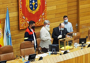Los miembros de la Mesa de Edad procede a contar los votos para la Mesa del Parlamento.