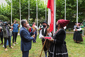 11:00 horas. Parque Municipal Conde San Diego, Cabezón de la Sal. El presidente de Cantabria, Miguel Ángel Revilla, junto con el vicepresidente y consejero de Universidades, Igualdad, Cultura y Deporte, Pablo Zuloaga, y varios consejeros, preside el homenaje al pueblo cántabro por su comportamiento durante la pandemia organizado con motivo del Día de Cantabria. 9 de agosto de 2020 © Raúl Lucio