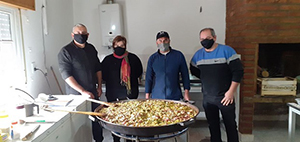 Los integrantes de la directiva fueron los encargados de hacer la paella.