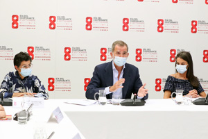 El Rey, acompañado por la Reina y la ministra de Exteriores, durante su intervención en el acto.