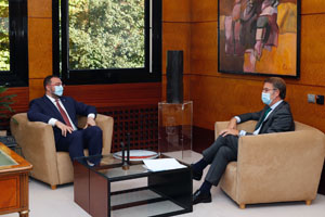 Adrián Barbón y Alberto Núñez Feijóo, durante su encuentro.