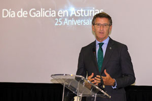 El presidente de la Xunta de Galicia, Alberto N˙Òez Feijoo (d), ha seÒalado hoy en Oviedo que el PP es un partido "democr·tico" que respeta a jueces y fiscales y no los critica aunque lo estÈn investigando, algo que sÌ hacen "los partidos que est·n en el Gobierno de EspaÒa en este momento".
Feijoo se ha referido asÌ en declaraciones a los periodistas a la investigaciÛn abierta en torno a la denominada "OperaciÛn Kitchen" en la que presuntamente se organizÛ el espionaje al extesorero del PP Luis B·rcenas.
El presidente gallego ha hecho estas afirmaciones durante la entrega de las insignias de oro de la AsociaciÛn DÌa de Galicia en Asturias