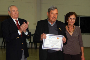 Carlos Alberto Malbarez, recibiendo en 2016 la distinción ‘Personalidad destacada de la colectividad’, en el Congreso de la Federación Regional de Sociedades Españolas realizado en Tornquist.