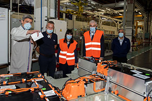 Un momento de la visita de Francisco Conde a la factoría de PSA en Vigo.