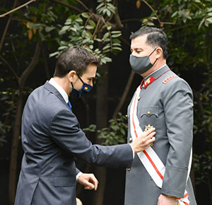 Enrique Ojeda Vila impuso la Gran Cruz del Mérito Militar al general Ricardo Martínez Menenteau.