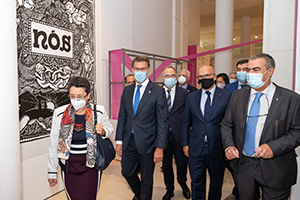 O presidente da Xunta, Alberto Núñez Feijóo, acompañado polo conselleiro de Cultura, Educación e Universidade, Román Rodríguez, inaugura a exposición Galicia, de Nós a nós. Cidade da Cultura (Santiago de Compostela, 02/10/20.