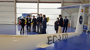 El vicepresidente económico y conselleiro de Economía, durante su visita al aeródromo de Rozas, en Castro de Rei.