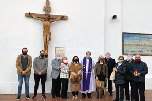 Directivos del Centro Soriano posan junto al párroco tras la celebración de la Misa en Honor a San Saturio
