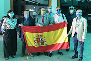 Viajeros varados en el oriente, acompañados del cónsul honorario en Anzoátegui, Richard Barreiro, y del presidente del Centro Gallego, Antonio Corral, en el Aeropuerto Auxiliar de la ciudad de Barcelona, quienes iban destino a Maiquetía.