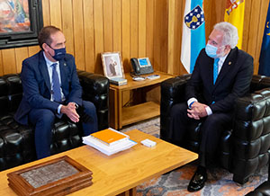 Valeriano Martínez y Miguel Santalices, durante el encuentro en el Parlamento para la entrega de los Presupuestos 2021