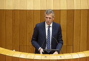 O vicepresidente primeiro e conselleiro de Presidencia, Xustiza e Turismo, Alfonso Rueda, intervén no pleno sobre o debate de totalidade do proxecto da Lei reguladora da acción exterior e cooperación para o desenvolvemento de Galicia.