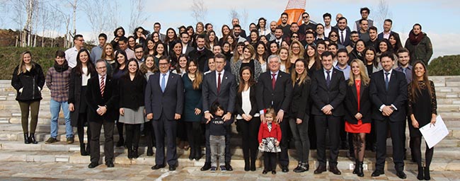 El presidente y los responsables de Educación y Emigración de la Xunta, junto con beneficiaros de las BEME, en un acto celebrado en la Cidade da Cultura.