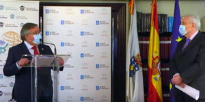 José Ramón Ónega –a la dcha.–, durante el acto en el que recibió la insignia.