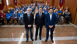 O presidente da Xunta, Alberto Núñez Feijóo, e o secretario xeral de Emigración, Antonio Rodríguez Miranda, reciben aos 130 participantes do programa Reencontros na Terra 2019, que este ano cumpre 30 anos. Pazo do Hórreo, Santiago de Compostela, 8 de outubro de 2019.