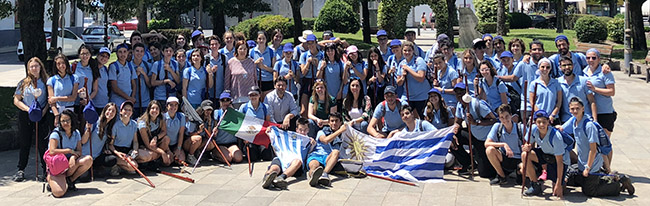 El secretario xeral de Emigración, junto a uno de los grupos de jóvenes que participó en el programa 'Conecta con Galicia' en 2018.