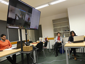 Carlos Sierra, Ma. Luisa Criado y Enriqueta Nazario supervisan la marcha del seminario desde Bonn