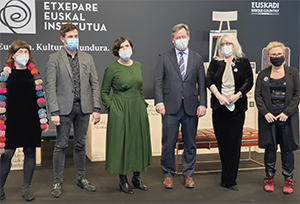 Bingen Zupiria y Mariam Elorza, junto a otros participantes en el aniversario.