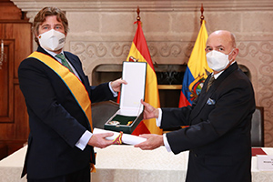Condecoracion Embajador en Ecuador