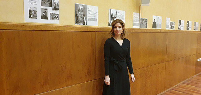 Hana Jalloul, durante la inauguración de la exposición con los testimonios de los mayores de Bélgica, durante el confinamiento.