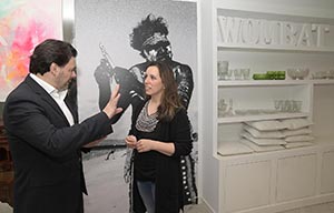 El secretario xeral de Emigración conversa con la retornada Kathleen McGinley, en la tienda de decoración que regenta en A Coruña.