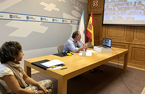 Personal de la Xunta, durante la videoconferencia con los alumnos becados.