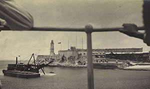 Emigrantes gallegos contemplan desde el barco la entrada al puerto de La Habana, en 1948.