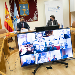 Alberto Núñez Feijóo, acompañado por Antonio Rodríguez Miranda, participa por videoconferencia en el encuentro de la Comisión Delegada del XXII Consello de Comunidades Galegas.