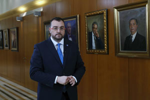 Oviedo. 30-12-2020. El presidente del Principado, Adrián Barbón, graba el mensaje de Año Nuevo.
Foto: Armando Álvarez.