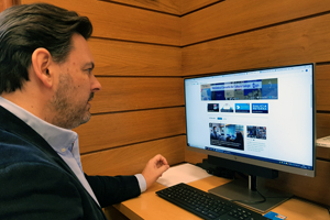 El secretario xeral de Emigración, Antonio Rodríguez Miranda, observa el portal de GaliciaAberta.