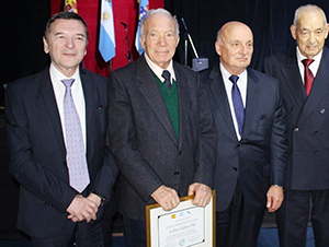 López Pin –2º por la izda.–, con Vila Alén y los expresidentes Héctor Fernández y Manuel Peleteiro, durante el 40º aniversario del Centro Galicia.