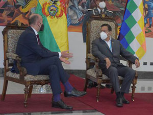 Un momento del encuentro entre el presidente boliviano y el embajador español en el país.