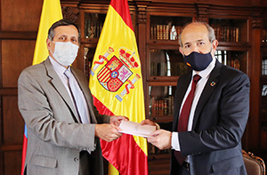 Marcos Gómez Martínez presentó las copias de cartas credenciales a Francisco Echeverri.