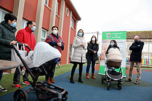 Fabiola Garcia, durante el encuentro con familias beneficiarias de la Tarxeta Benvida en Lousame.