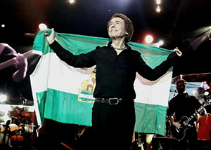 Raphael con bandera de Andalucia