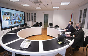 O vicepresidente primeiro e conselleiro de Presidencia, Xustiza e Turismo, Alfonso Rueda, acompañado do director xeral de Relacións Exteriores e coa UE, Jesús Gamallo, manterá unha reunión por videoconferencia con representantes das Agrupacións Europeas de Cooperación Territorial (AECTs) entre Galicia e o Norte de Portugal e da Comisión de Coordinación de Desenvolvemento Rexional do Norte de Portugal (CCDR-N).