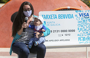 A conselleira de Política Social, Fabiola García, conversa con dúas familias beneficiarias da Tarxeta Benvida na presentación do novo deseño.