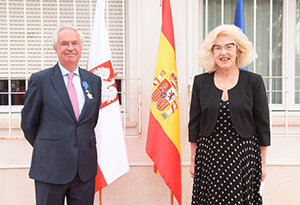 Condecoración director Elcano