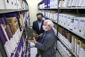 O secretario xeral da Emigración, Antonio Rodríguez Miranda, visita o arquivo diocesano .
