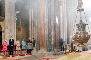 Sus Majestades los Reyes junto a Sus Altezas Reales la Princesa de Asturias y la Infanta Doña Sofía contemplan el movimiento del botafumerio de la Catedral de Santiago de Compostela