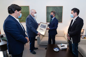 O presidente da Xunta, Alberto Núñez Feijóo, acompañado polo secretario xeral de Emigración, Antonio Rodríguez Miranda, recibe a representantes da Fundación A Nosa Terra (Panamá), no seu despacho de Monte Pío. Santiago de Compostela, 14/9/2021.